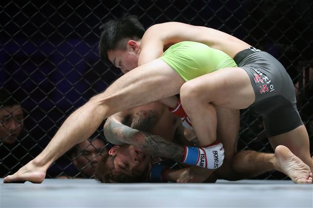 8일 오후 대구실내체육관에서 열린 ‘굽네몰 로드FC 영건스 44’ 밴텀급(Bantamweight) 경기에 출전한 이정현과 황창환이 격돌하고 있다.  로드FC 경기 최초로 대구에서 열린 이번 대회는 킹덤주짓수와 대구영우회가 주관하며 일반석 3367석과 추가로 설치된 플로어석 288석 전석 매진을 기록해 글로벌 격투 스포츠 리그 로드FC의 뜨거운 인기를 실감케 하고 있다. 2019.9.8 뉴스1