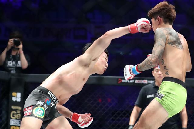 8일 오후 대구실내체육관에서 열린 ‘굽네몰 로드FC 영건스 44’ 밴텀급(Bantamweight) 경기에 출전한 이정현과 황창환이 격돌하고 있다.  로드FC 경기 최초로 대구에서 열린 이번 대회는 킹덤주짓수와 대구영우회가 주관하며 일반석 3367석과 추가로 설치된 플로어석 288석 전석 매진을 기록해 글로벌 격투 스포츠 리그 로드FC의 뜨거운 인기를 실감케 하고 있다. 2019.9.8 뉴스1