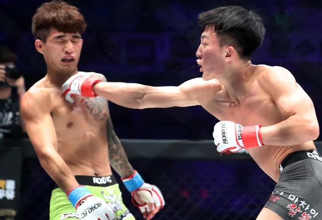 8일 오후 대구실내체육관에서 열린 ‘굽네몰 로드FC 영건스 44’ 밴텀급(Bantamweight) 경기에 출전한 이정현과 황창환이 격돌하고 있다.  로드FC 경기 최초로 대구에서 열린 이번 대회는 킹덤주짓수와 대구영우회가 주관하며 일반석 3367석과 추가로 설치된 플로어석 288석 전석 매진을 기록해 글로벌 격투 스포츠 리그 로드FC의 뜨거운 인기를 실감케 하고 있다. 2019.9.8 뉴스1