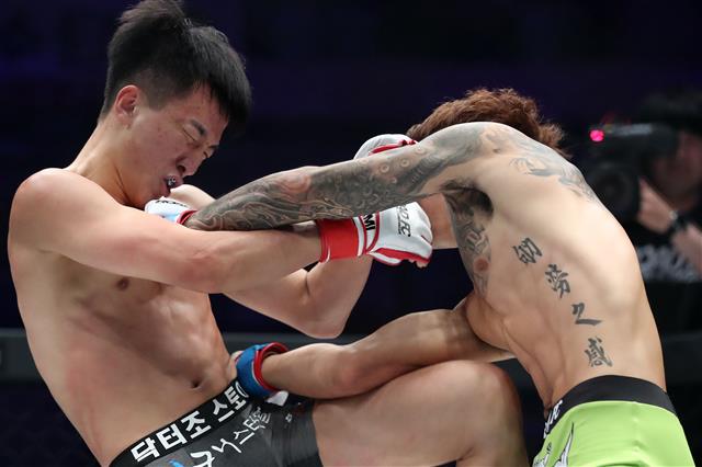 8일 오후 대구실내체육관에서 열린 ‘굽네몰 로드FC 영건스 44’ 밴텀급(Bantamweight) 경기에 출전한 이정현과 황창환이 격돌하고 있다.  로드FC 경기 최초로 대구에서 열린 이번 대회는 킹덤주짓수와 대구영우회가 주관하며 일반석 3367석과 추가로 설치된 플로어석 288석 전석 매진을 기록해 글로벌 격투 스포츠 리그 로드FC의 뜨거운 인기를 실감케 하고 있다. 2019.9.8 뉴스1