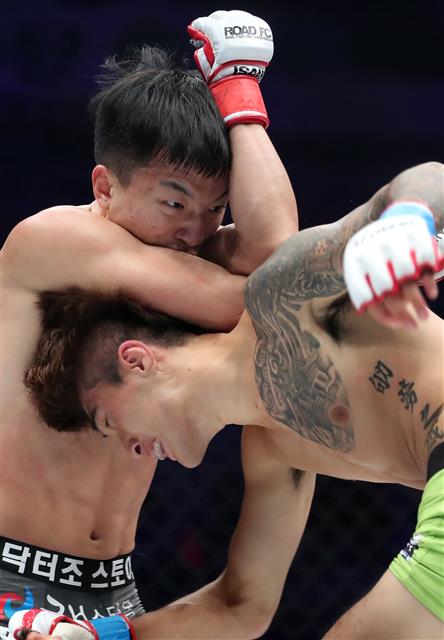 8일 오후 대구실내체육관에서 열린 ‘굽네몰 로드FC 영건스 44’ 밴텀급(Bantamweight) 경기에 출전한 이정현과 황창환이 격돌하고 있다.  로드FC 경기 최초로 대구에서 열린 이번 대회는 킹덤주짓수와 대구영우회가 주관하며 일반석 3367석과 추가로 설치된 플로어석 288석 전석 매진을 기록해 글로벌 격투 스포츠 리그 로드FC의 뜨거운 인기를 실감케 하고 있다. 2019.9.8 뉴스1