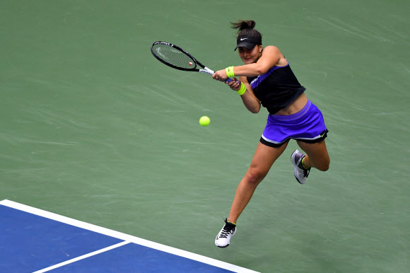 비앙카 안드레스쿠가 8일(한국시간) 미국 뉴욕의 빌리진 킹 내셔널 테니스센터에서 열린 US오픈 여자단식 결승에서 세리나 윌리엄스의 공을 투핸드 백핸드로 받아넘기고 있다. 뉴욕 AFP 연합뉴스
