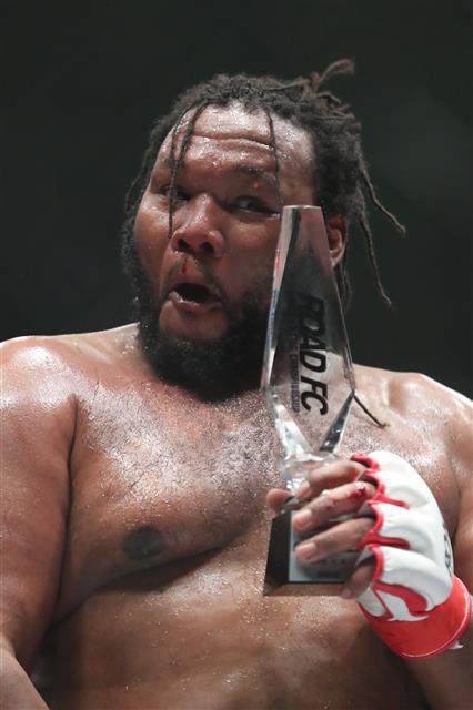 크리스 바넷 ‘코피가 대수냐’