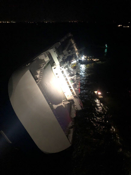 외교부 “미국 해상 전도선박 기관실서 한국민 4명 확인…구조작업중”