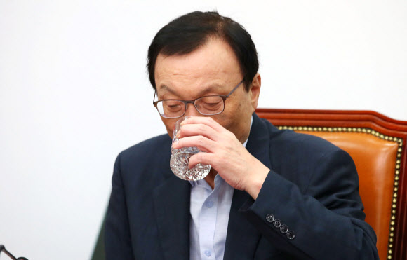 물 마시는 이해찬 대표