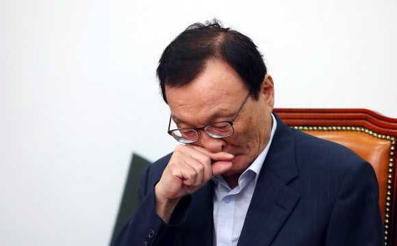 코 만지는 이해찬