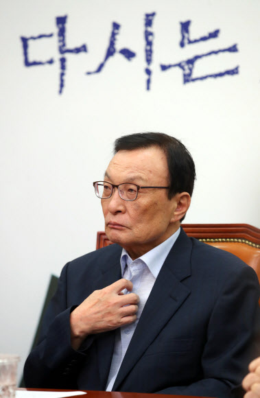 최고위원회의 참석한 이해찬