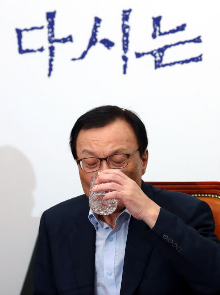 물 마시는 이해찬 대표