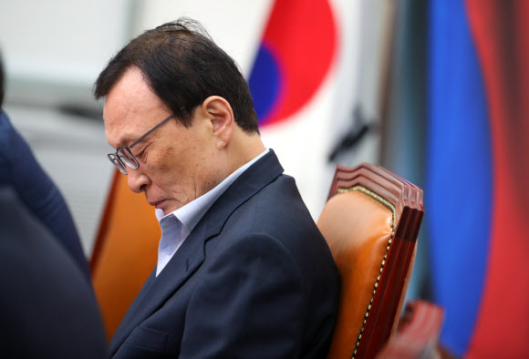 생각에 잠긴 이해찬 대표