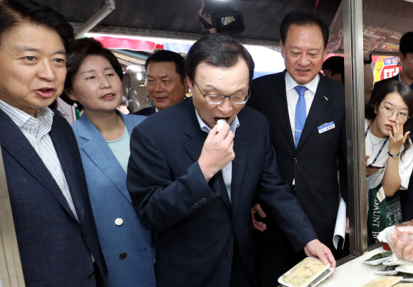 떡 먹는 이해찬 대표