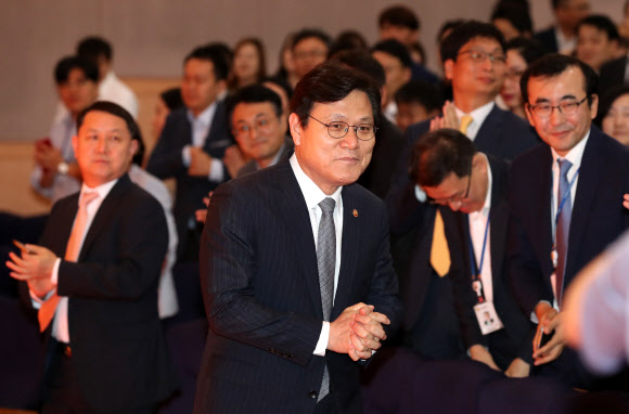 박수받으며 입장하는 최종구 금융위원장