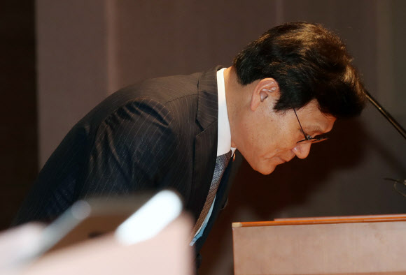 고개 숙여 인사하는 최종구 금융위원장