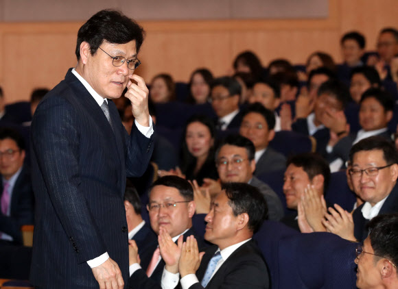 최종구 금융위원장 ‘눈물 글썽’