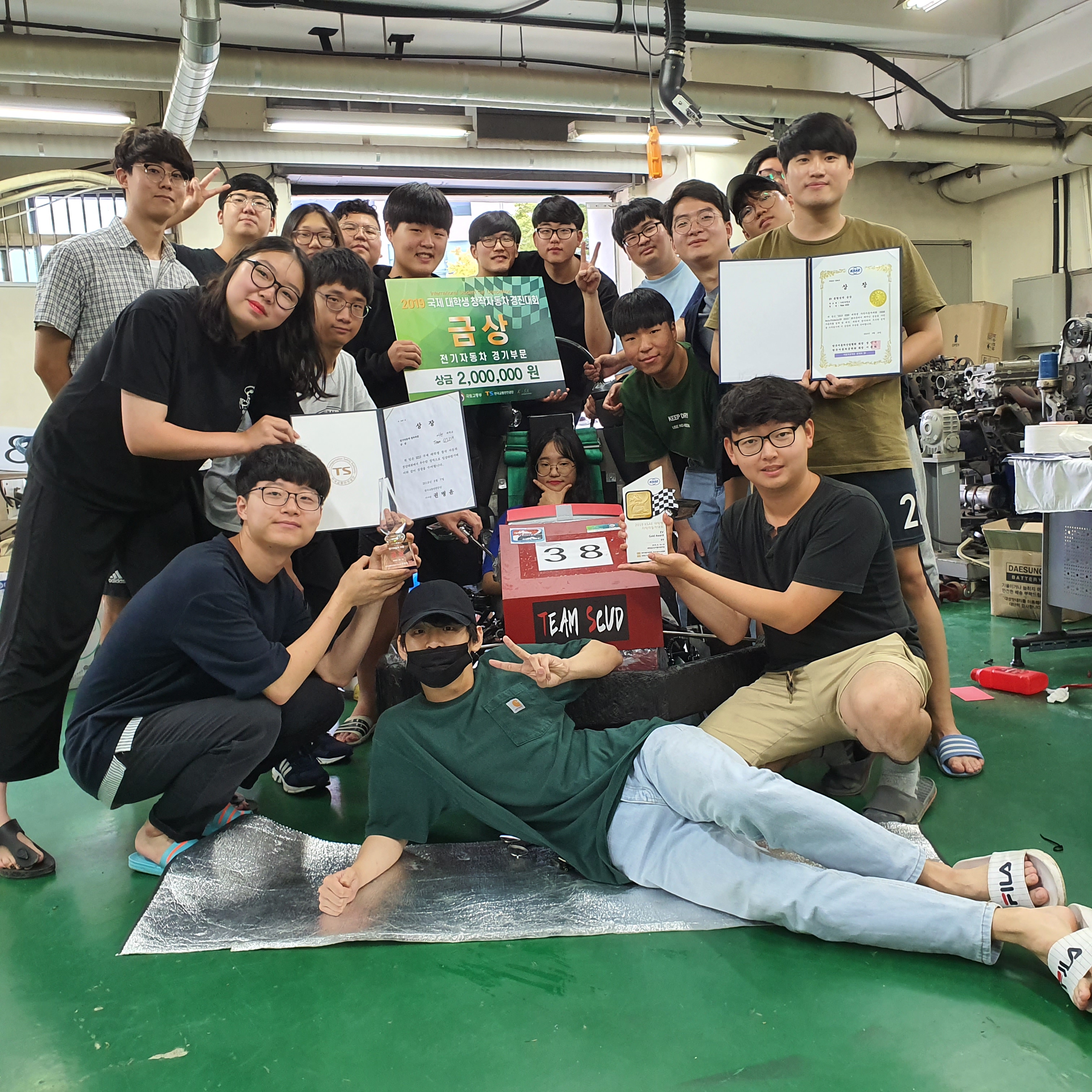 가천대 자작차동아리‘Team SCUD’가 6일 국제 대학생 창작자동차 경진대회에서 금상을 받고 기념사진을 찍고 있다. 가천대 제공 