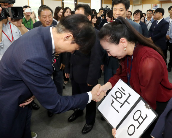법무부 직원들과 인사하는 조국 신임 법무장관