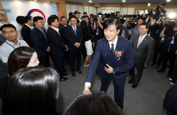 법무부 직원들과 인사하는 조국 신임 법무장관