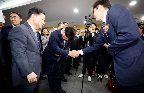 법무부 직원들과 인사하는 조국 신임 법무부 장관