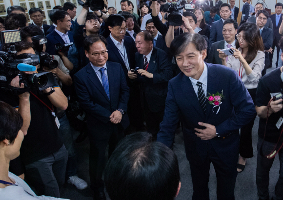 조국 신임 법무부 장관이 9일 오후 경기도 정부과천청사 법무부에서 열린 취임식을 마치고 직원들과 인사를 하고 있다. 2019. 09.09. 박윤슬 기자 seul@seoul.co.kr
