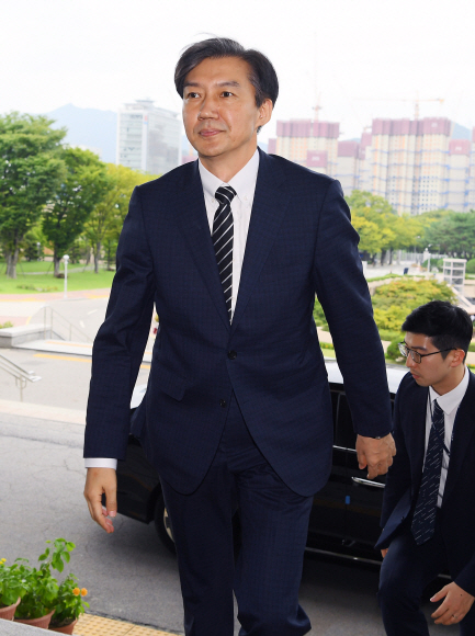 조국 법무부 장관이 9일 취임식을 하기 위해 정부과천청사 법무부로 들어서고 있다. 2019. 09.09. 박윤슬 기자 seul@seoul.co.kr