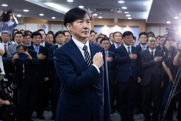 조국 법무장관, 국기에 경례