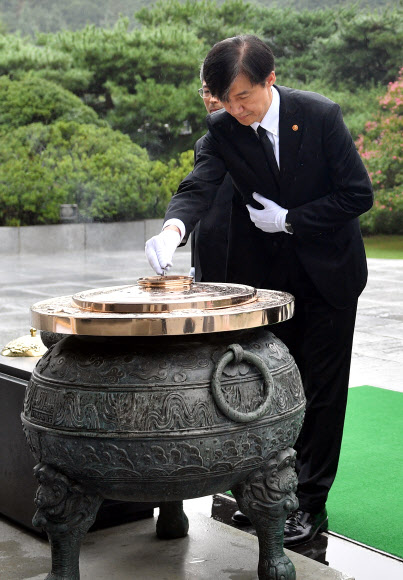 조국 신임 법무부 장관 현충원 참배