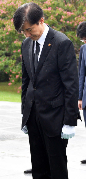 현충원 참배하는 조국 신임 법무부 장관