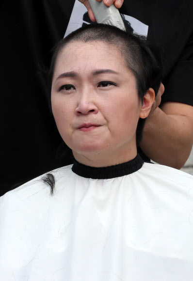 조국 임명 철회 요구하며 삭발하는 이언주