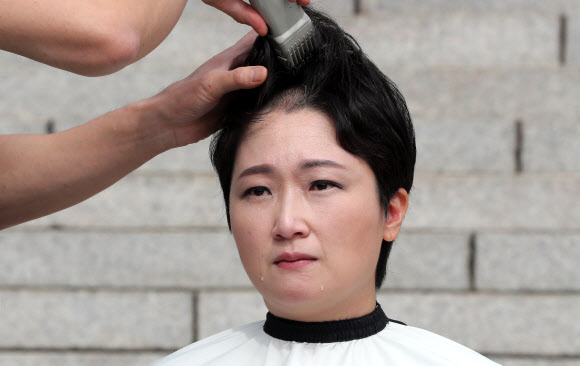 삭발하는 이언주