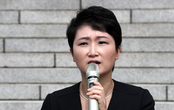 조국 법무부 장관 임명 철회 요구하는 이언주