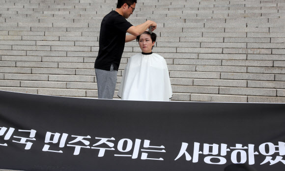 삭발하는 이언주