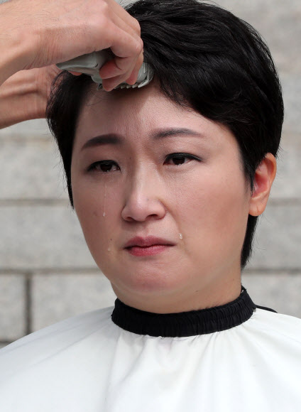 삭발하는 이언주