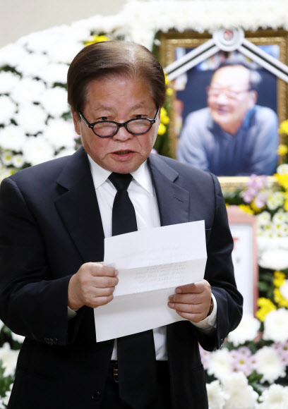 고 김성환 화백 약력 읽는 신문수