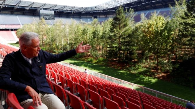 아티스트 클라우스 리트만이 오스트리아 클라겐푸르트의 보르터제 축구 경기장 그라운드에 조성한 숲을 가리키며 프로젝트에 대해 설명하고 있다. 클라겐푸르트 EPA