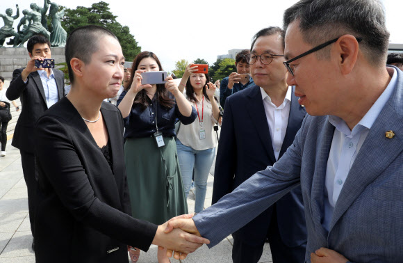 한국당 의원들과 악수하는 이언주