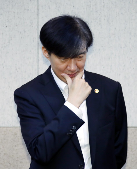 생각에 잠긴 조국 장관