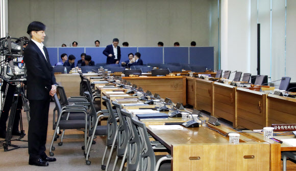 국무회의장 홀로 선 조국