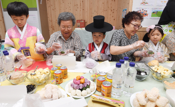 민족 대명절 추석을 앞둔 10일 서울 광진구 소재 수호천사어린이집에서 진행된 ‘3대가 함께하는 세대공감 송편만들기’에서 어린이집 어린이들과 학부모, 지역 경로당 할머니들이 송편을 만들고 있다. 2019.9.10 오장환 기자 5zzang@seoul.co.kr