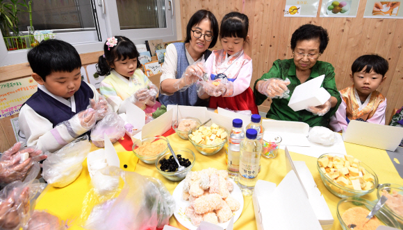 민족 대명절 추석을 앞둔 10일 서울 광진구 소재 수호천사어린이집에서 진행된 ‘3대가 함께하는 세대공감 송편만들기’에서 어린이집 어린이들과 학부모, 지역 경로당 할머니들이 송편을 만들고 있다. 2019.9.10 오장환 기자 5zzang@seoul.co.kr
