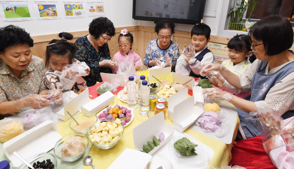 민족 대명절 추석을 앞둔 10일 서울 광진구 소재 수호천사어린이집에서 진행된 ‘3대가 함께하는 세대공감 송편만들기’에서 어린이집 어린이들과 학부모, 지역 경로당 할머니들이 송편을 만들고 있다. 2019.9.10 오장환 기자 5zzang@seoul.co.kr