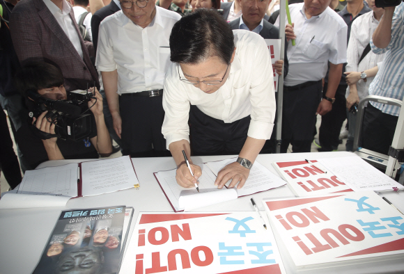 자유한국당 황교안대표가 10일 오전 신촌 현대 유플렉스 앞에서 열린 문재인 정권 순회 규탄대회후 조국 장관 사퇴 서명지에 서명하고 있다. 2019. 09.10. 정연호 기자tpgod@seoul.co.kr