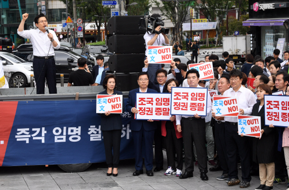 황교안 대표와 나경원 원내대표 등 자유한국당 의원들이 10일 서울 신촌에서 ‘살리자! 대한민국 문재인 정권 순회 규탄대회’를 하고 있다. 2019.9.10 정연호 기자 tpgod@seoul.co.kr