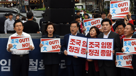 황교안 대표와 나경원 원내대표 등 자유한국당 의원들이 10일 서울 신촌에서 ‘ 살리자! 대한민국 문재인 정권 순회 규탄대회’를 하고 있다. 2019.9.10 정연호 기자 tpgod@seoul.co.kr