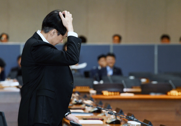 조국 신임 법무부 장관이 10일 오전 서울 성북구 한국과학기술연구원(KIST)에서 현장 국무회의에 앞서 머리를 만지고 있다. 2019. 09.10. 도준석 기자pado@seoul.co.kr