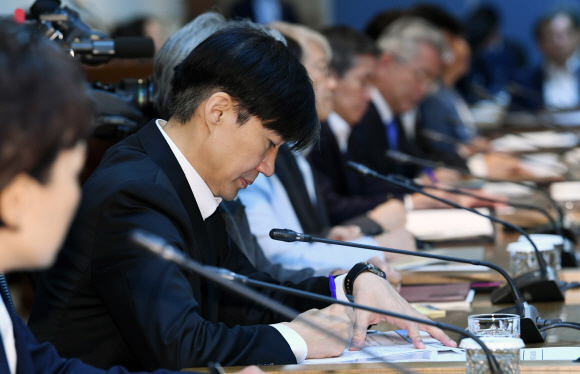 조국 신임 법무부 장관이 10일 오전 성북구 한국과학기술연구원(KIST)에서 열린 현장 국무회의에서 메모를 하고있다. 2019. 09.10. 도준석 기자pado@seoul.co.kr