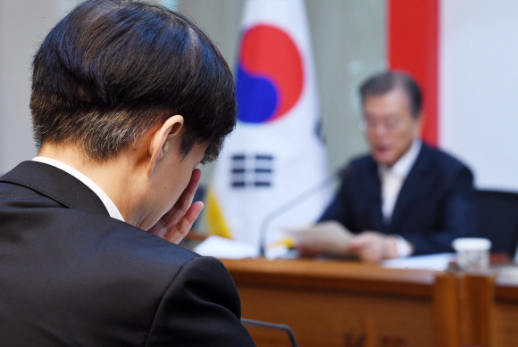 조국 신임 법무부 장관이 10일 오전 서울 성북구 한국과학기술연구원(KIST)에서 현장 국무회의에서 문재인 대통령의 발언을 듣고 있다. 2019. 09.10. 도준석 기자pado@seoul.co.kr