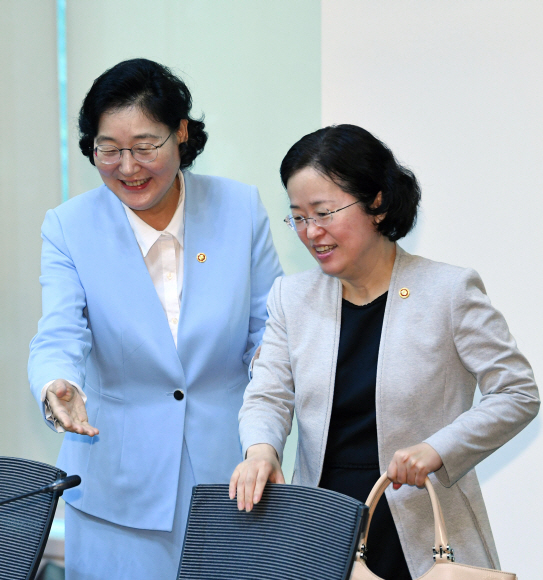 10일 오전 서울 성북구 한국과학기술연구원(KIST)에서 현장 국무회의에 앞서 이정옥 신임 여성가족부 장관(왼쪽)과 조성욱 공정거래위원회 위원장(오른쪽)이 자리로 향하고 있다. 2019. 09.10. 도준석 기자pado@seoul.co.kr