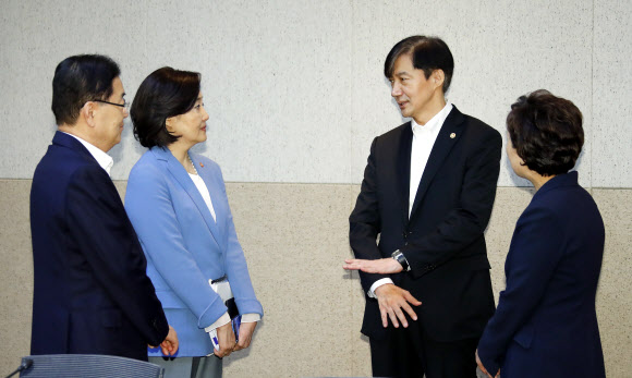 국무위원과 대화하는 조국 신임 장관