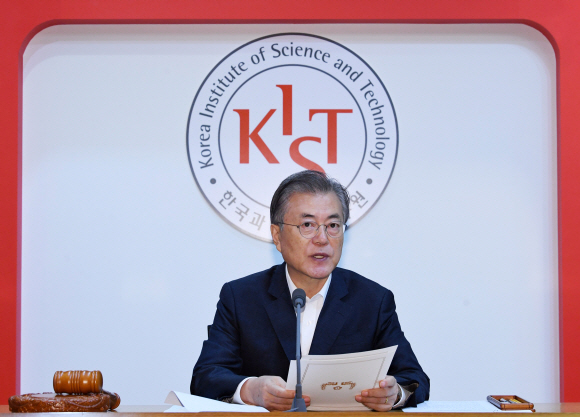 문재인 대통령이 10일 오전 서울 성북구 한국과학기술연구원(KIST)에서 열린 현장 국무회의를 주재하고 있다. 2019. 09.10. 도준석 기자pado@seoul.co.kr