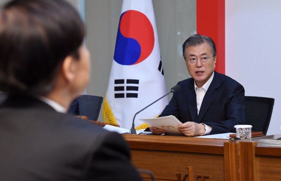 문재인 대통령이 10일 오전 서울 성북구 한국과학기술연구원(KIST)에서 열린 현장 국무회의를 주재하고 있다. 2019. 09.10. 도준석 기자pado@seoul.co.kr