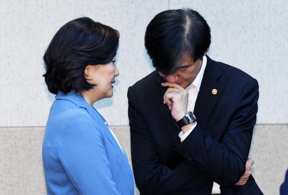 조국 신임 법무부 장관이 10일 오전 성북구 한국과학기술연구원(KIST)에서 현장 국무회의에 앞서 박영선 중소벤처기업부 장관과 대화를 나누고 있다. 2019. 09.10. 도준석 기자pado@seoul.co.kr